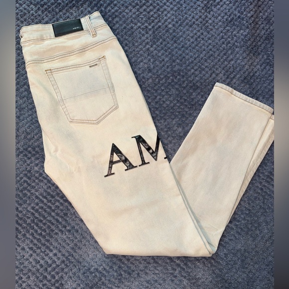 Amiri Light Wash Distressed Denim
Size 38 - Picture 3 of 7